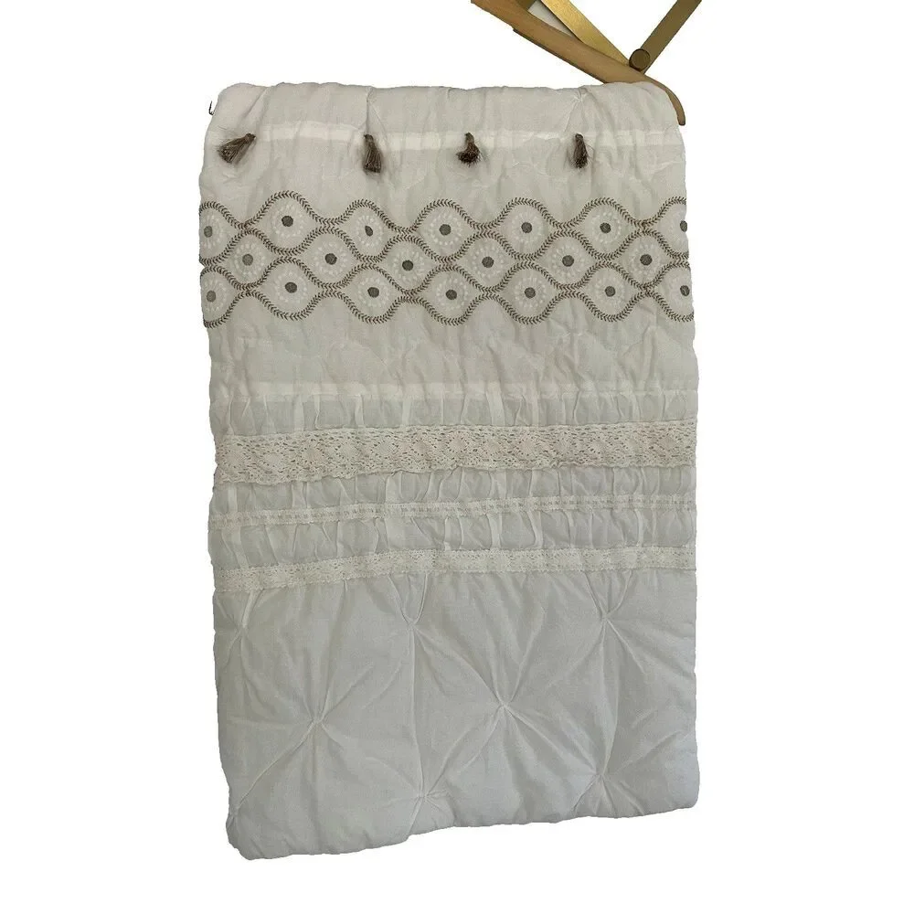 Pottery Barn Kids Baby Toddler Quilt White Embroidered Metallic Flowers Tassels